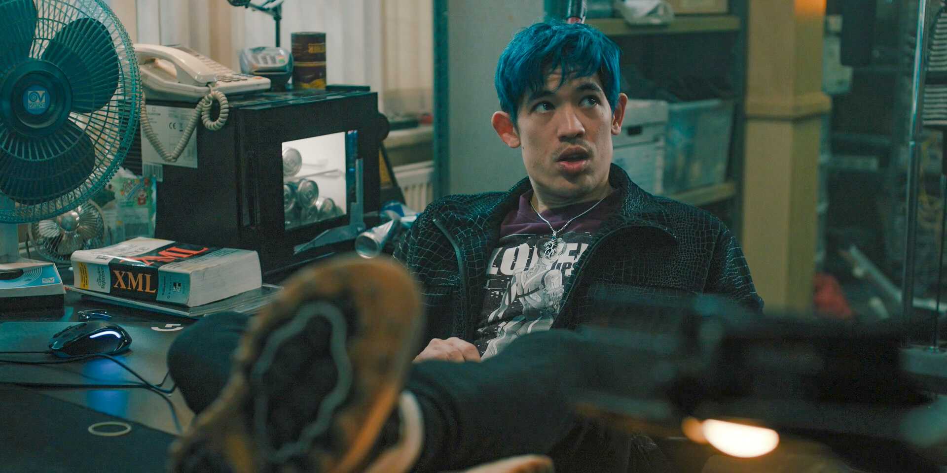 Родди Хо (Кристофер Чанг) с ногами на столе в 4 сезоне сериала Slow Horses, эпизод 5