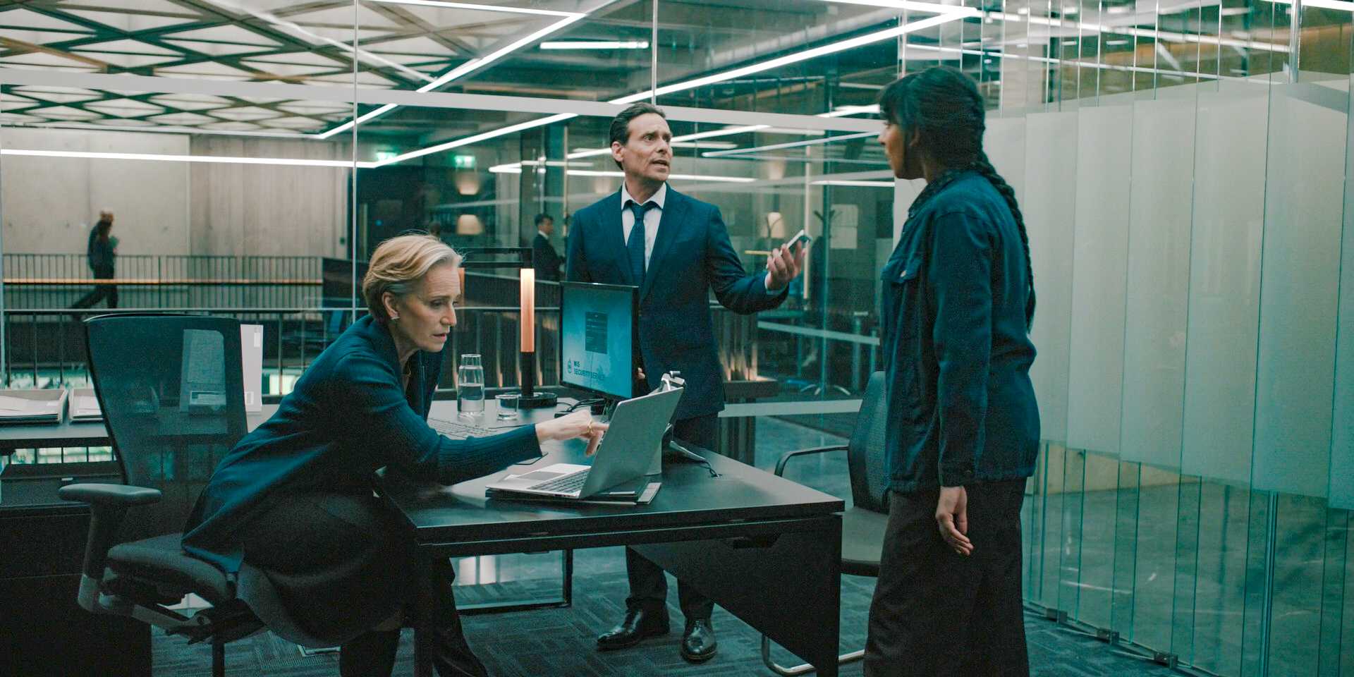 Диана, Клод и Гити на встрече в 5-й серии 4-го сезона "Slow Horses"