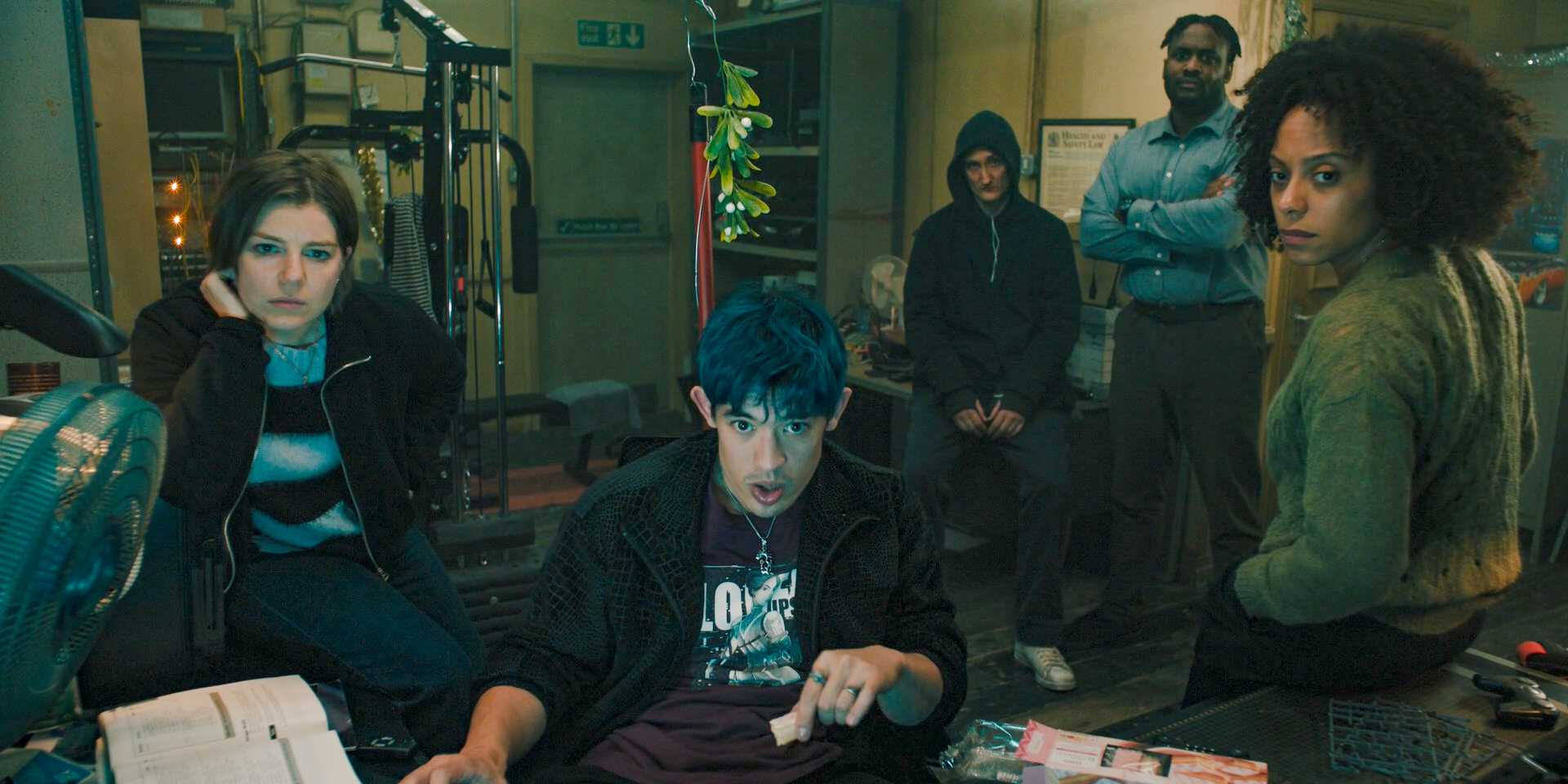 Ширли, Родди, Дж.К. Ко, Маркус и Лоуи, смотрящие в шоке на что-то на компьютере в 5-й серии 4-го сезона *Slow Horses*