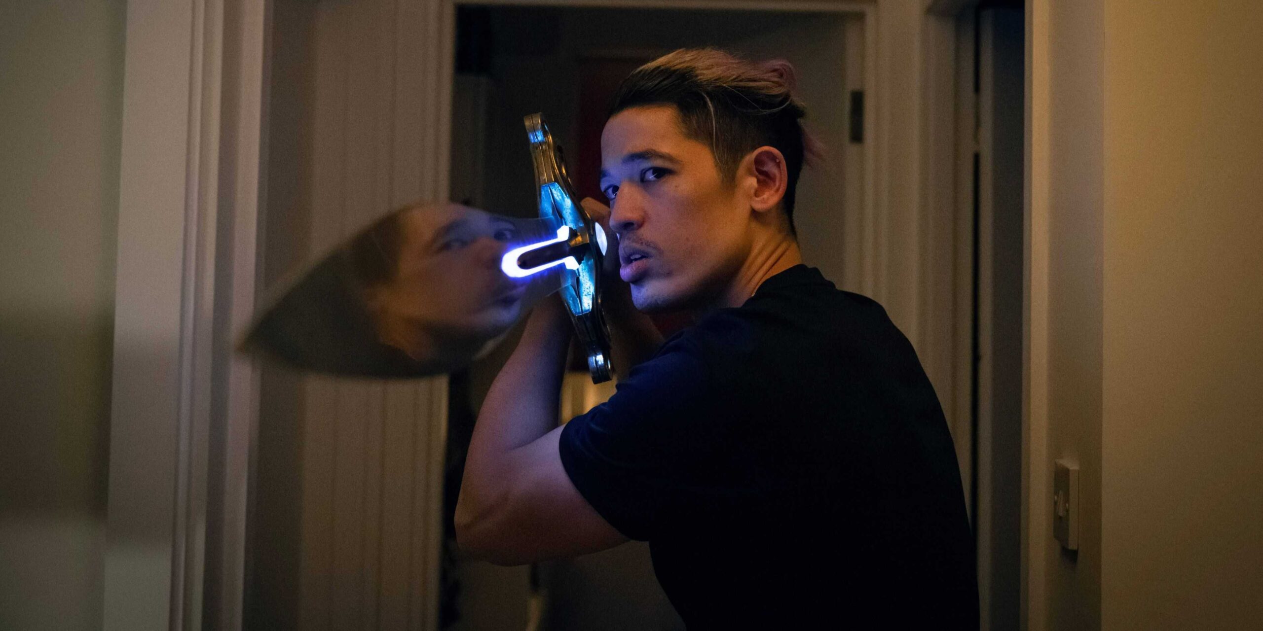 Родди Хо (Кристофер Чун) поднимает большой меч в 5-м сезоне "Slow Horses", 2-й эпизод.