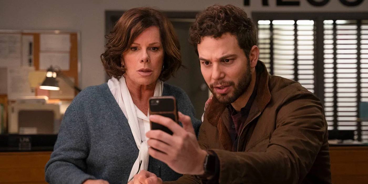 Тод и Мэгги смотрят на телефон в *So Help Me Todd*