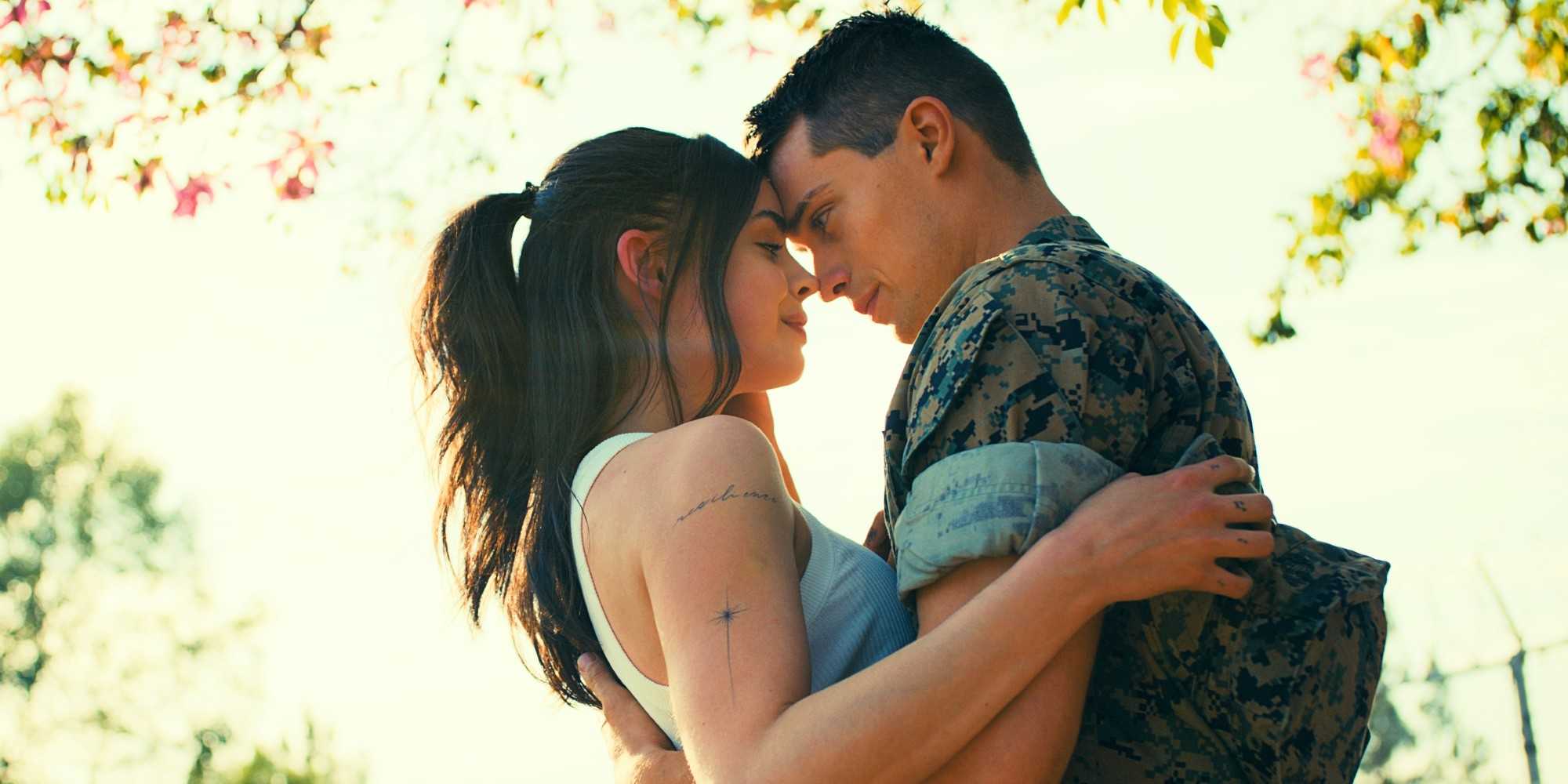 София Карсон и Николас Галицин обнимаются в "Purple Hearts"