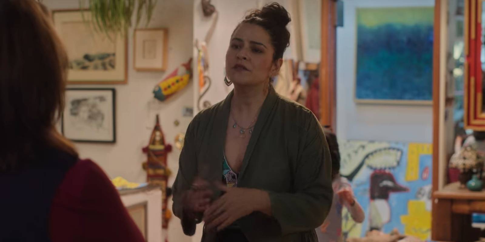 София Эстрада разговаривает со своим арендодателем о просроченной арендной плате.