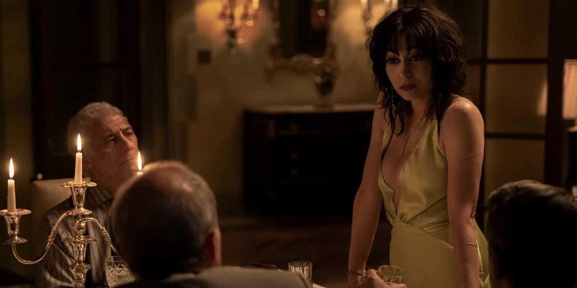 София стоит над семейным ужином в эпизоде 4 "The Penguin"