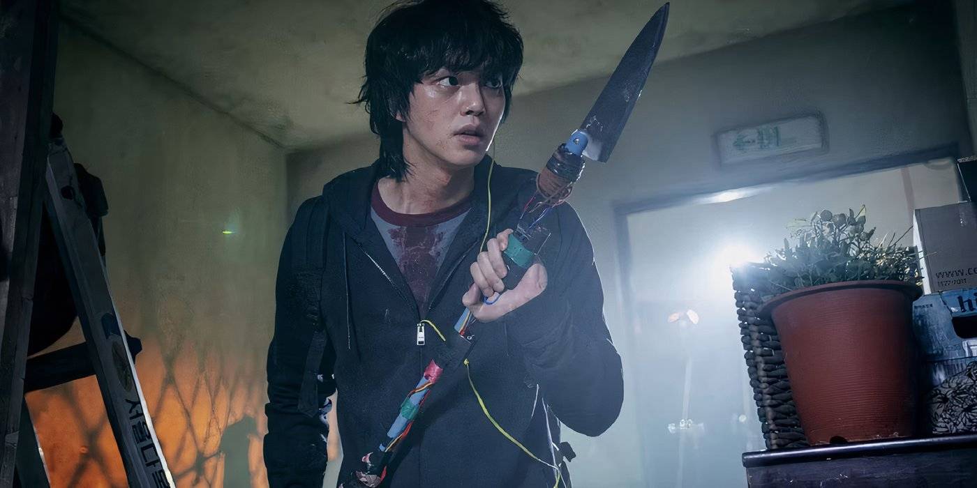 Кан в роли Хён-су, держащего оружие в "Сладком доме"