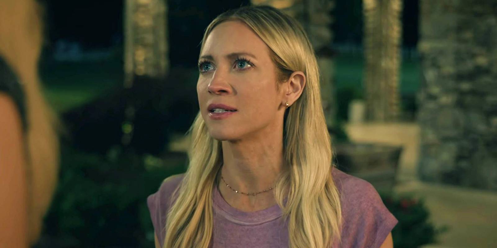 Sophie выглядит расстроенной в фильме "The Hunting Wives"