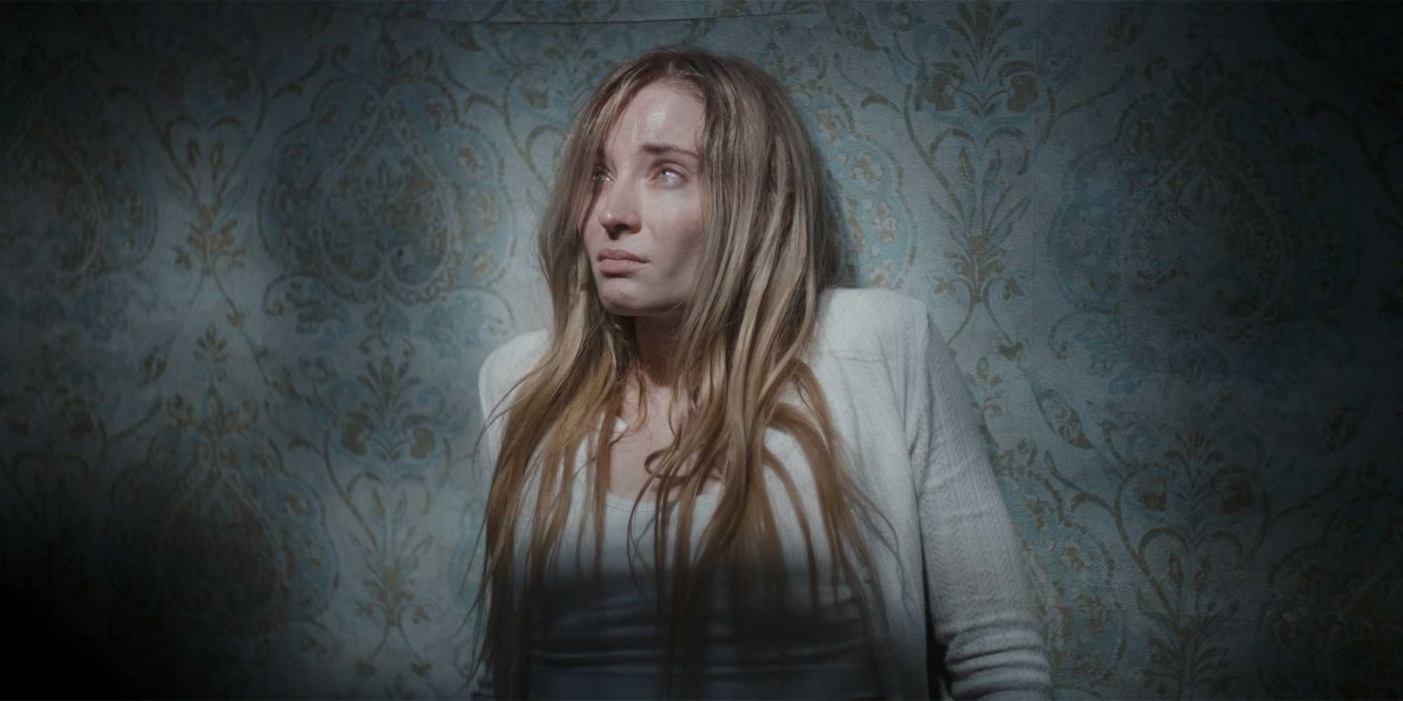 София Льютор в комнате с обоями в фильме "Trust"