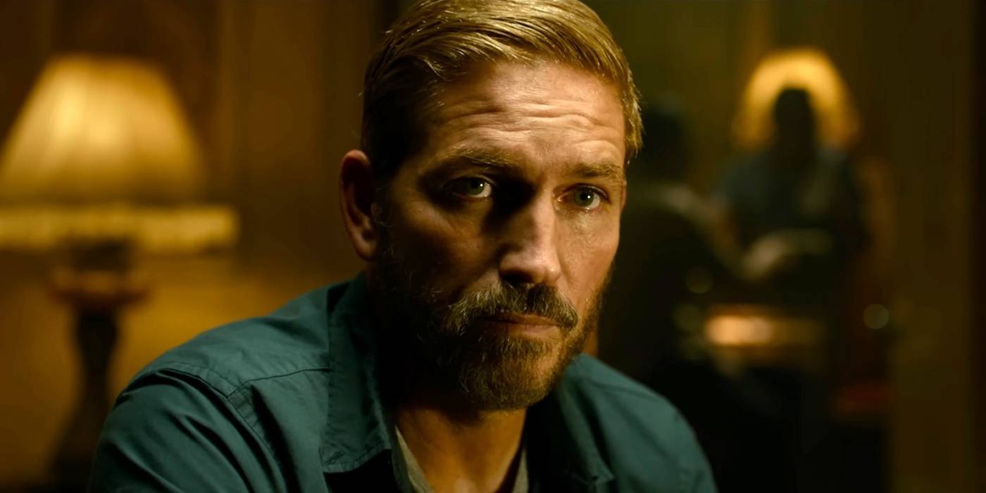 Джим Кавьезель в роли Тима Балларда, пристально смотрящего в фильме "Звук свободы".