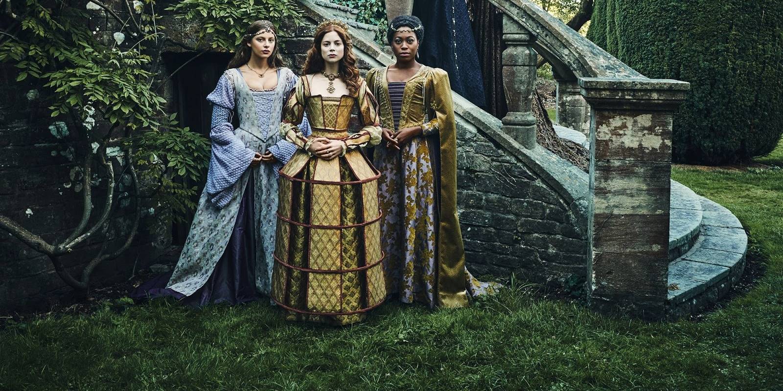 Екатерина Арагон, стоящая в саду в сериале "The Spanish Princess".