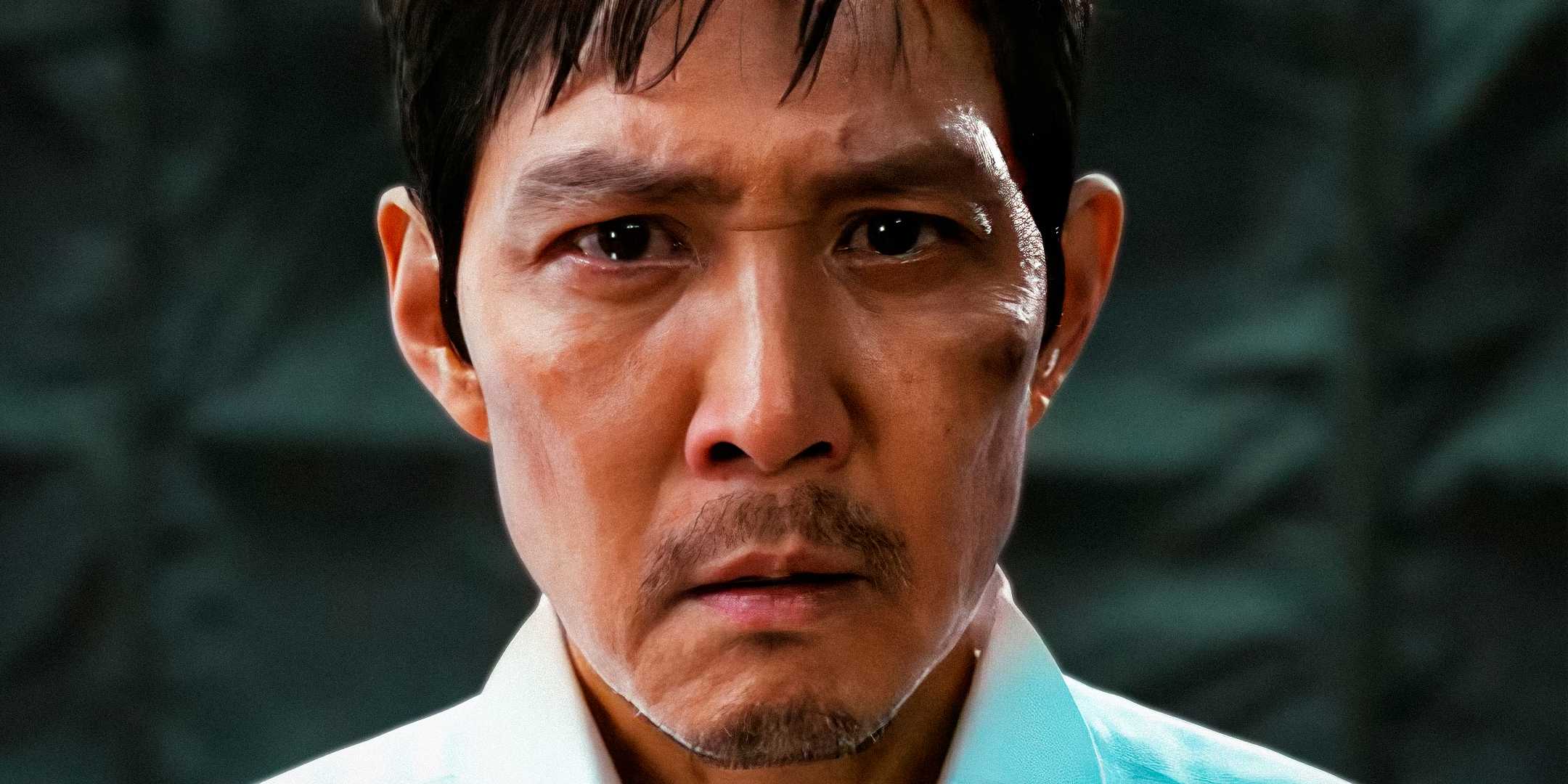 Ги-хун смотрит на что-то в 3 сезоне "Игры кальмара"