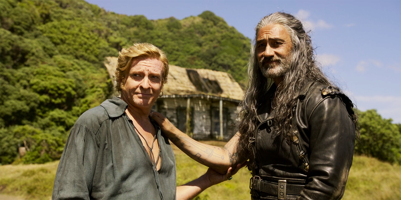 Рис Дарби в роли Стеда и Тайка Уайтити в роли Черной Бороды, улыбающиеся в финале второго сезона "Our Flag Means Death"