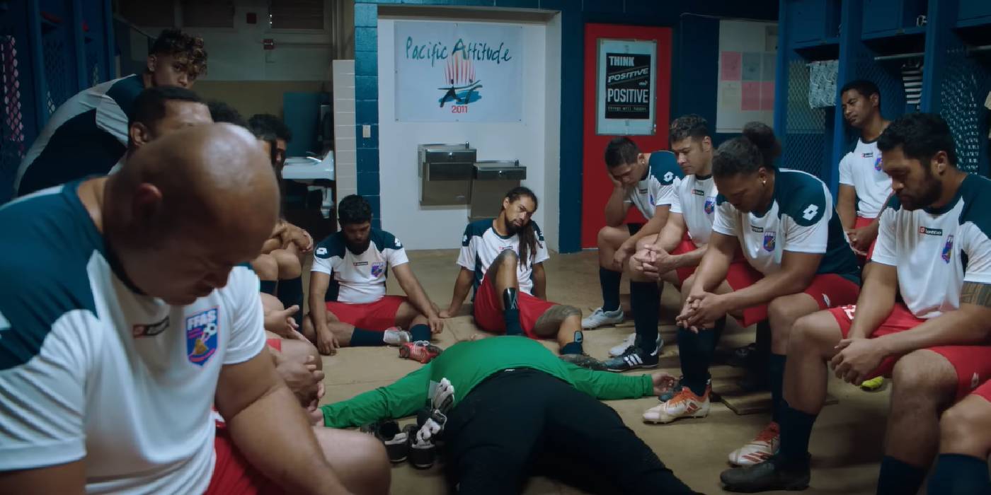 Изображение национальной сборной американского Самоа, выглядящей грустно в фильме Next Goal Wins
