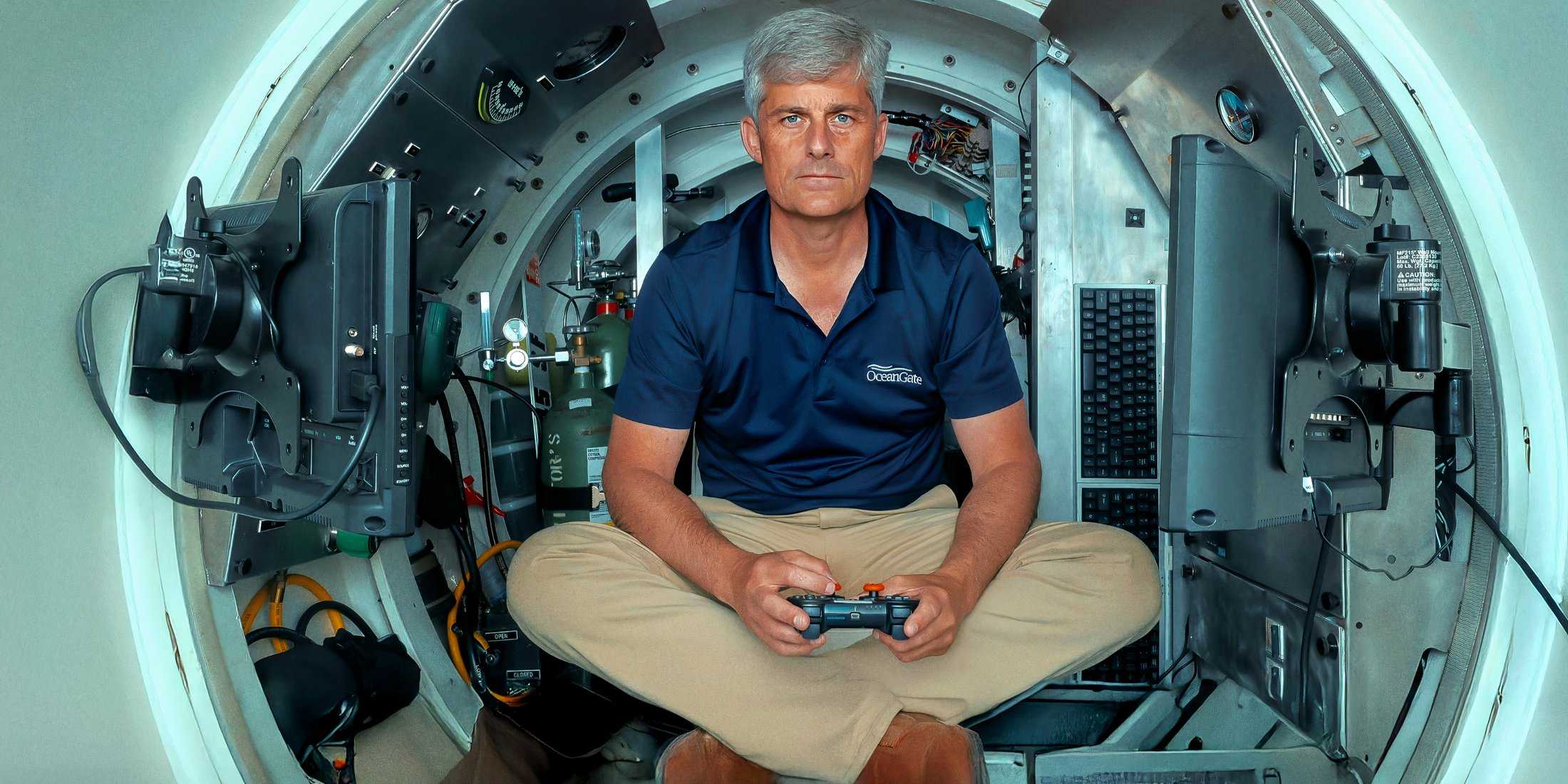 Стоктон Раш сидит в "Титане", держа в руках контроллер в "Титане: Катастрофа OceanGate"