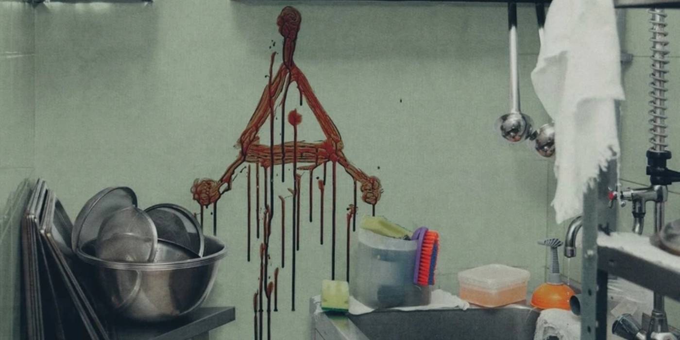 Символ треугольника, нарисованный кровью в "Strange Harvest"