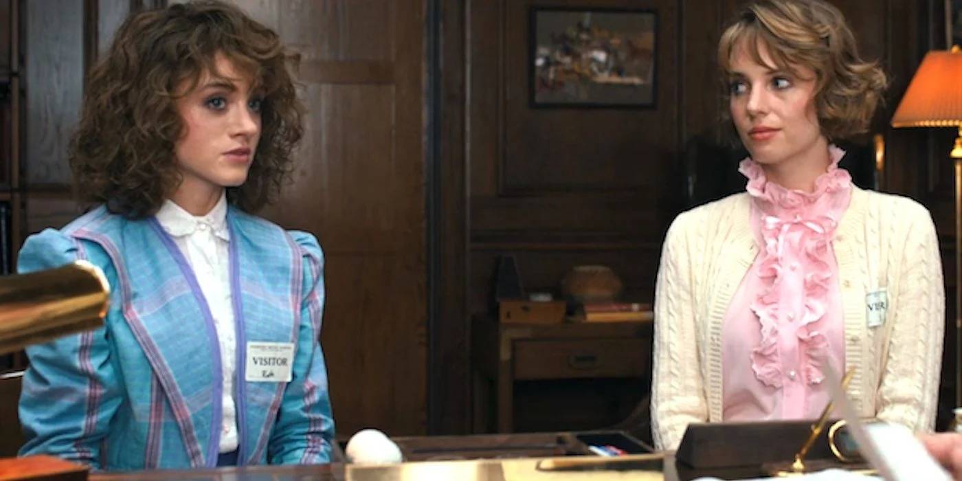 Нэнси и Робин, сидящие в офисе в "Stranger Things"