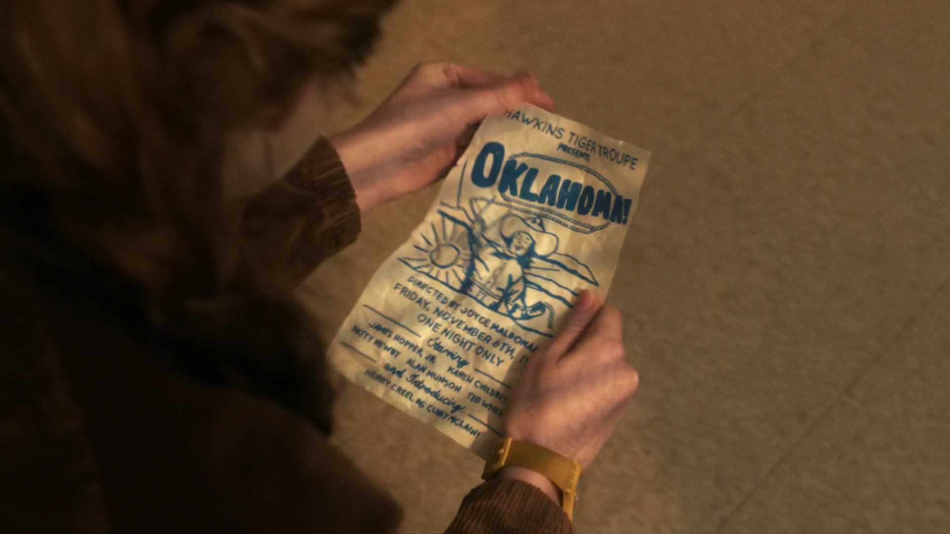 Сади Синк в роли Мэкси, держащей плакат для пьесы Джойс в "Stranger Things" 5-й сезон.