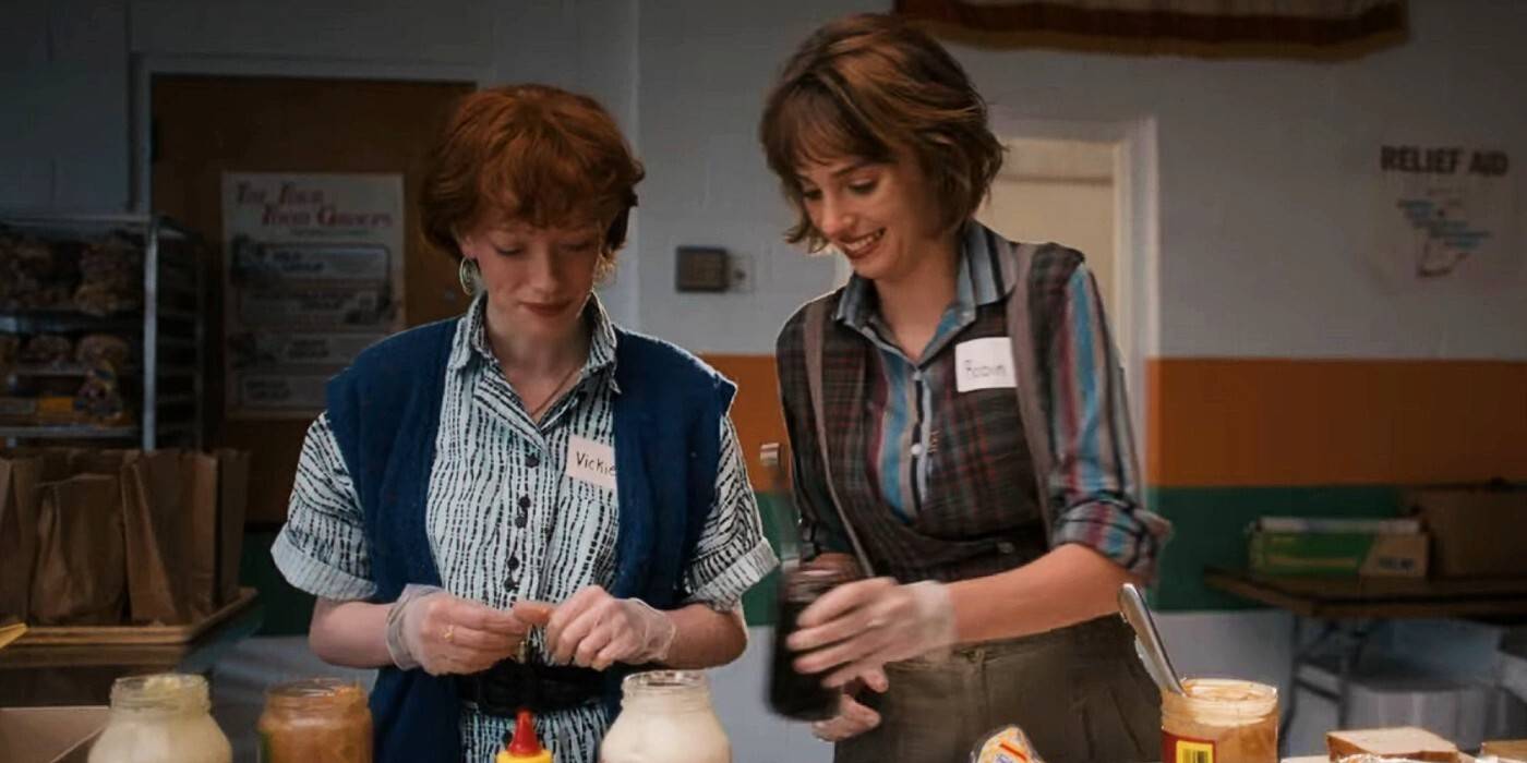 Робин и Викки готовят бутерброды в *Stranger Things*.