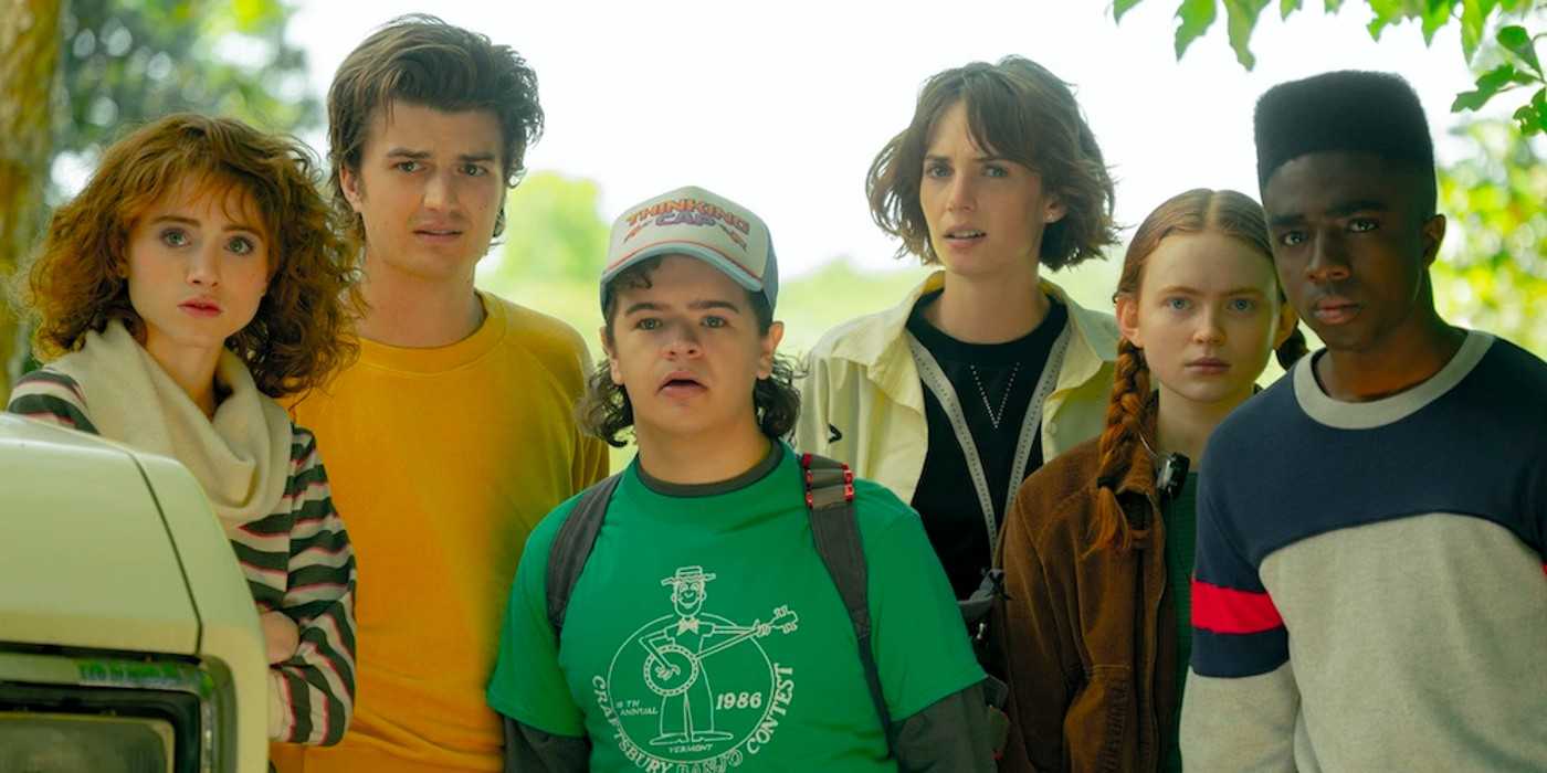 Нэнси, Стив, Дастин, Робин, Макс и Лукас, стоящие вместе на улице в "Stranger Things" 4 сезоне
