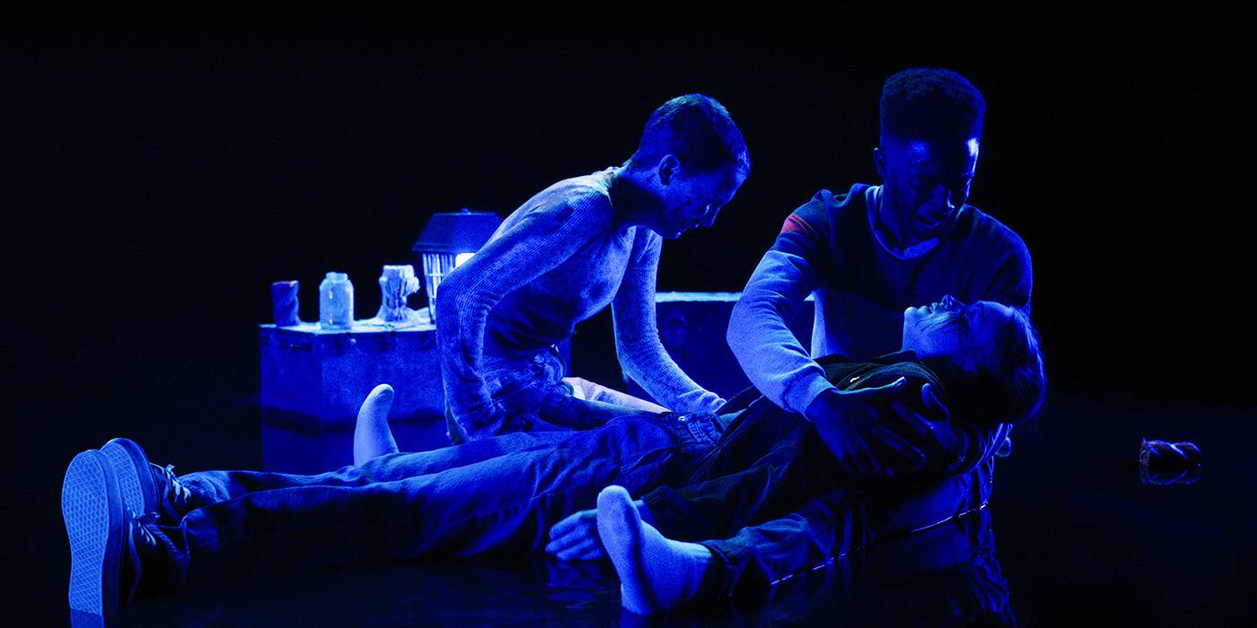 Эйвен (Милли Бобби Браун), Мэкс (Сади Синк) и Лукас (Келейн Маклауэлл) в пустоте в 4 сезоне "Stranger Things"