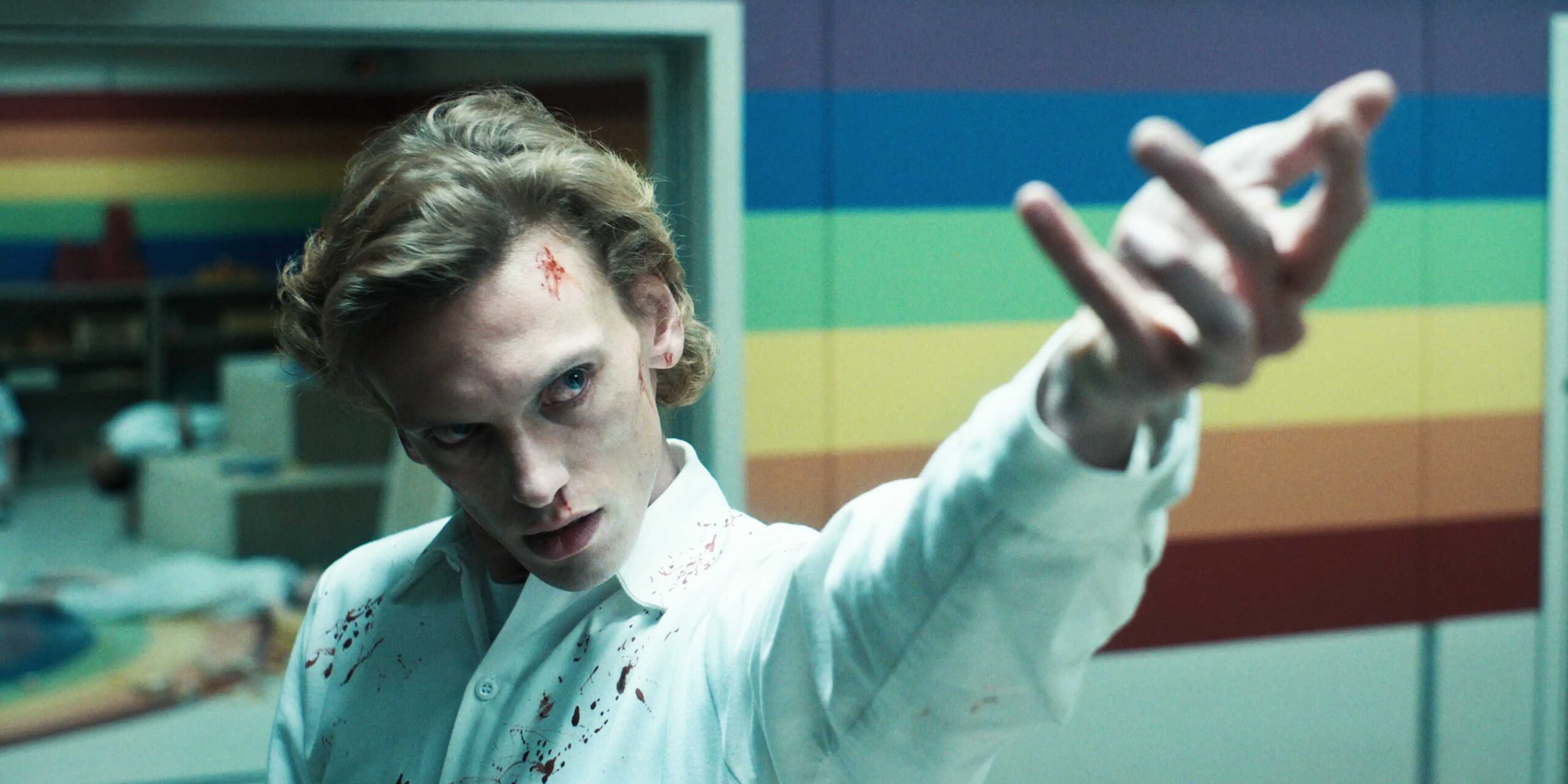 Генри Крил использует свои силы в Rainbow Room в 4 сезоне "Stranger Things"