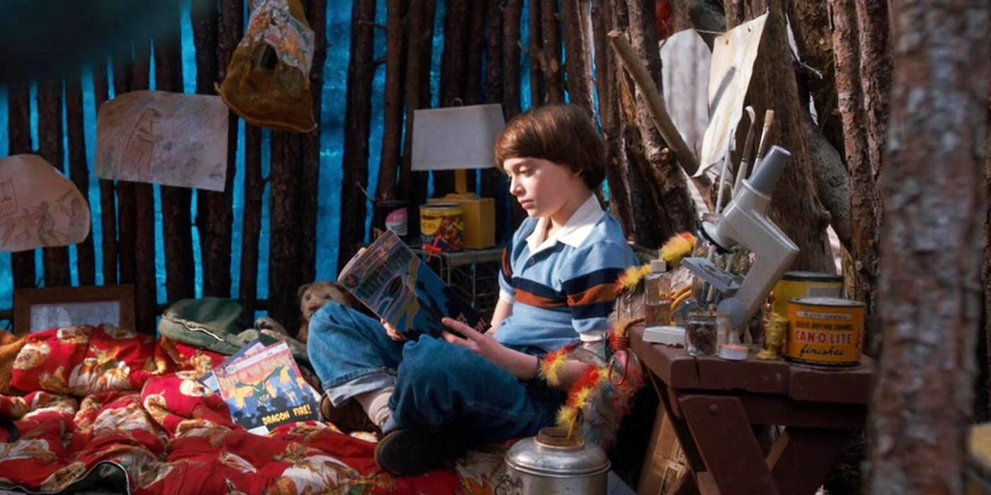 Уиль, сыгранный Ноа Шнаппом, читает внутри замка Байерс в Stranger Things