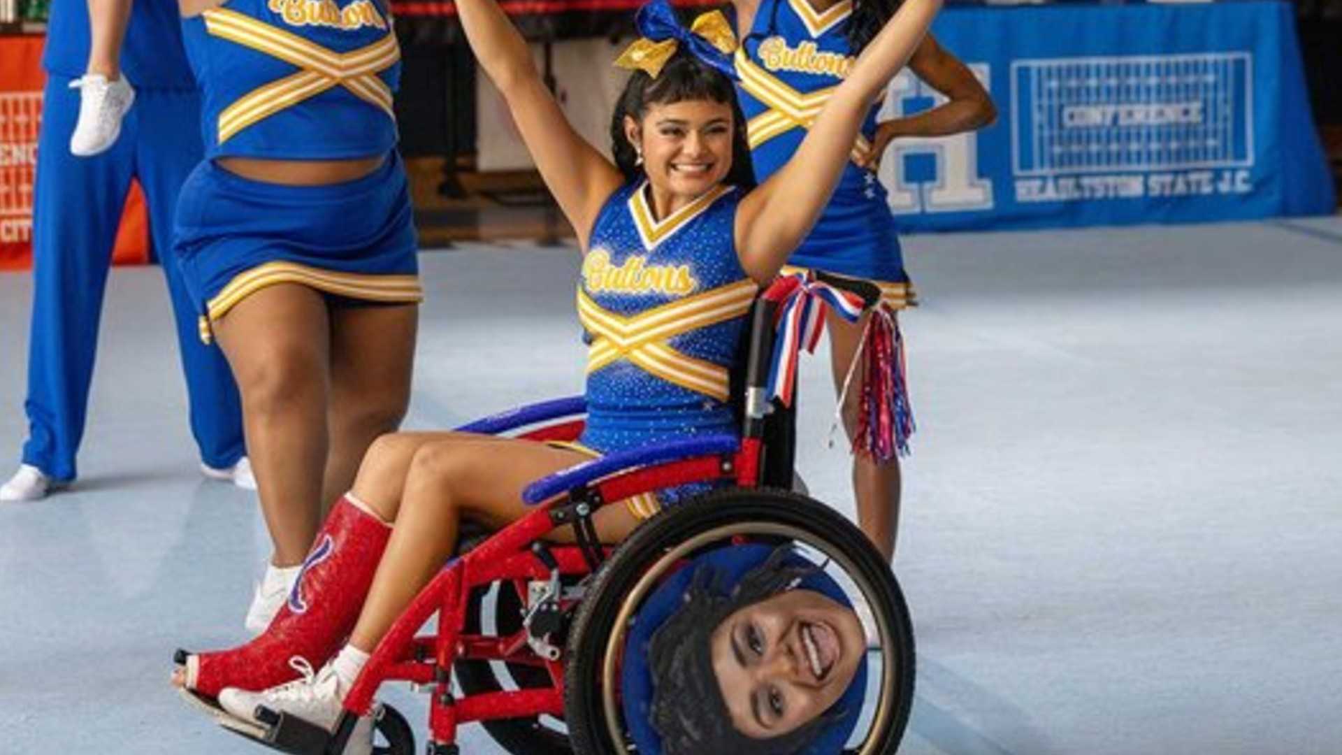 Анисса Боррего (Stumble) в роли Кристал, выполняющая чейлинг