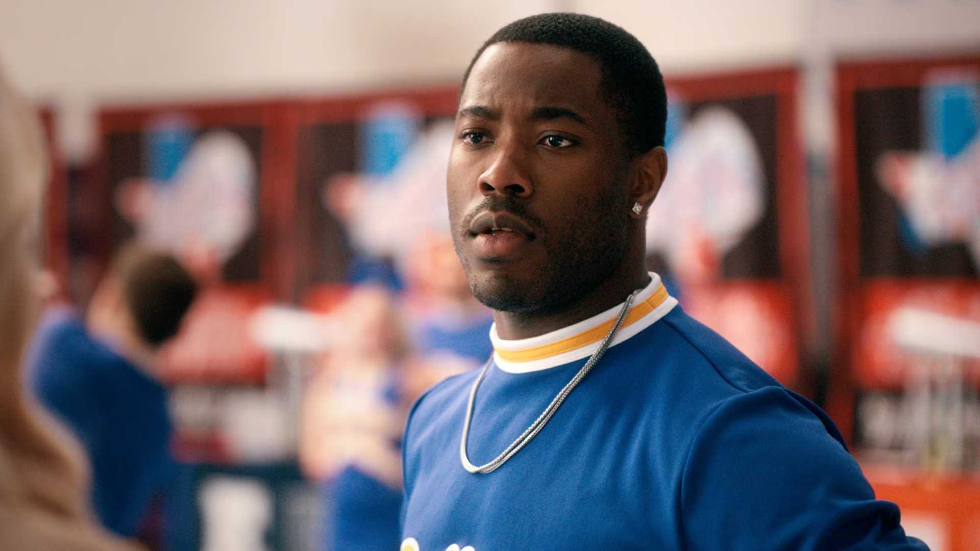 Фото Джарета Остина Брауна в роли Димаркуса, серьезно выглядящего