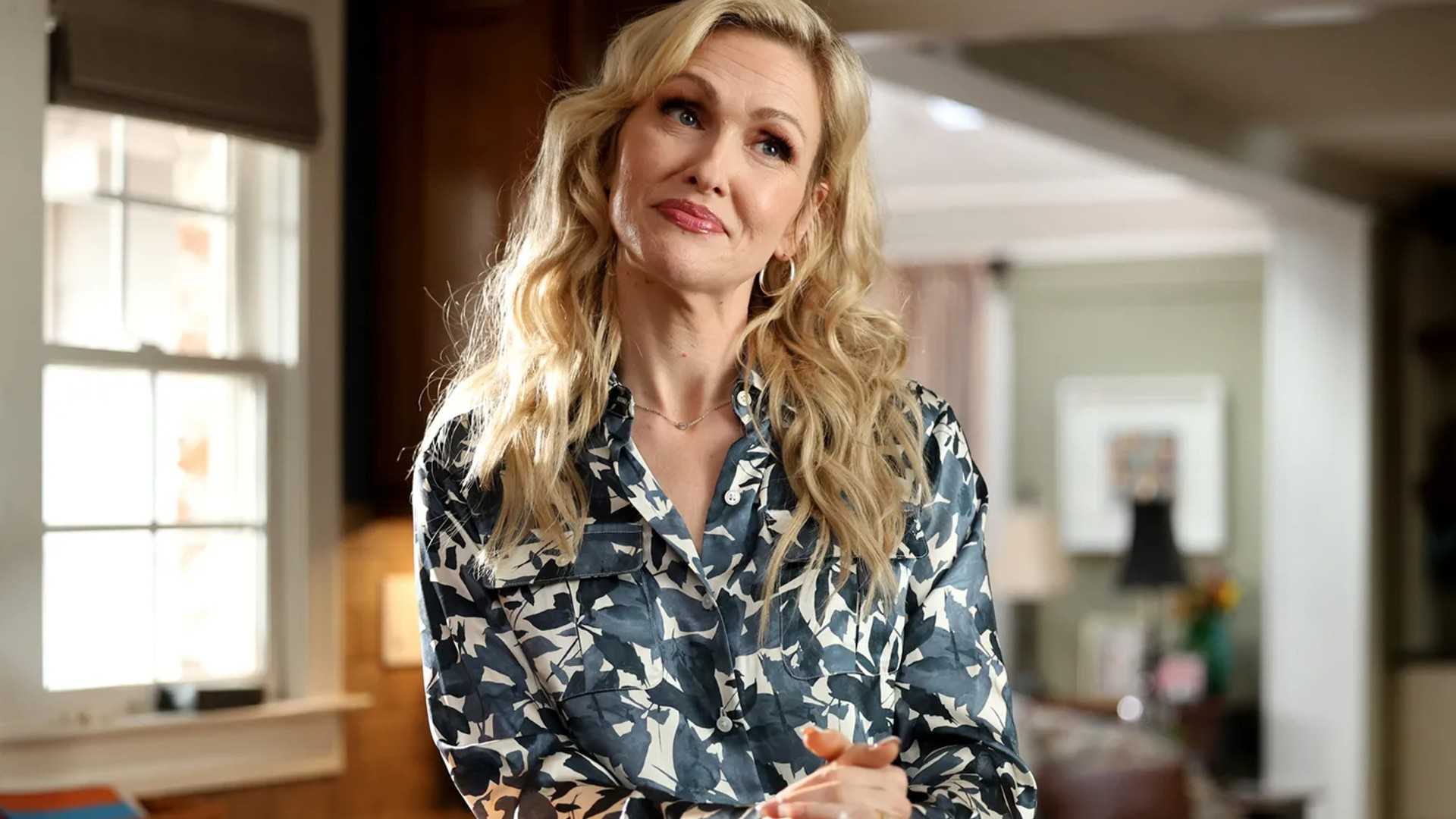 Дженн Лайон в роли Керти Поттер в Stumble, улыбается