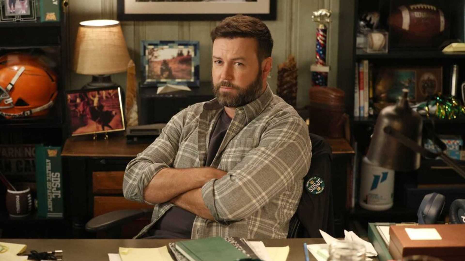 Фото Тарана Киллама в роли Буна Э. Поттера за своим столом