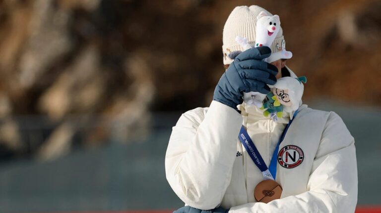 Норвежский биатлонист извинился за признание об измене после медали на Олимпиаде в Милане