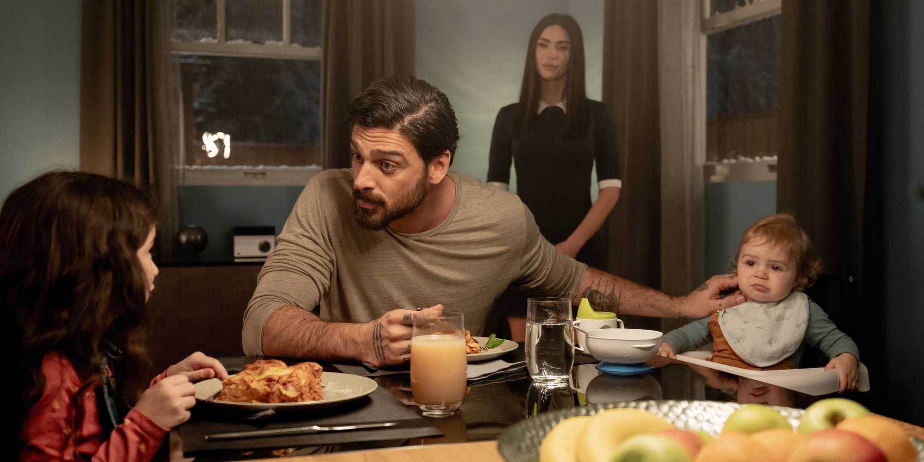 Меган Фокс в роли Алисы за своей семьей в Subservience