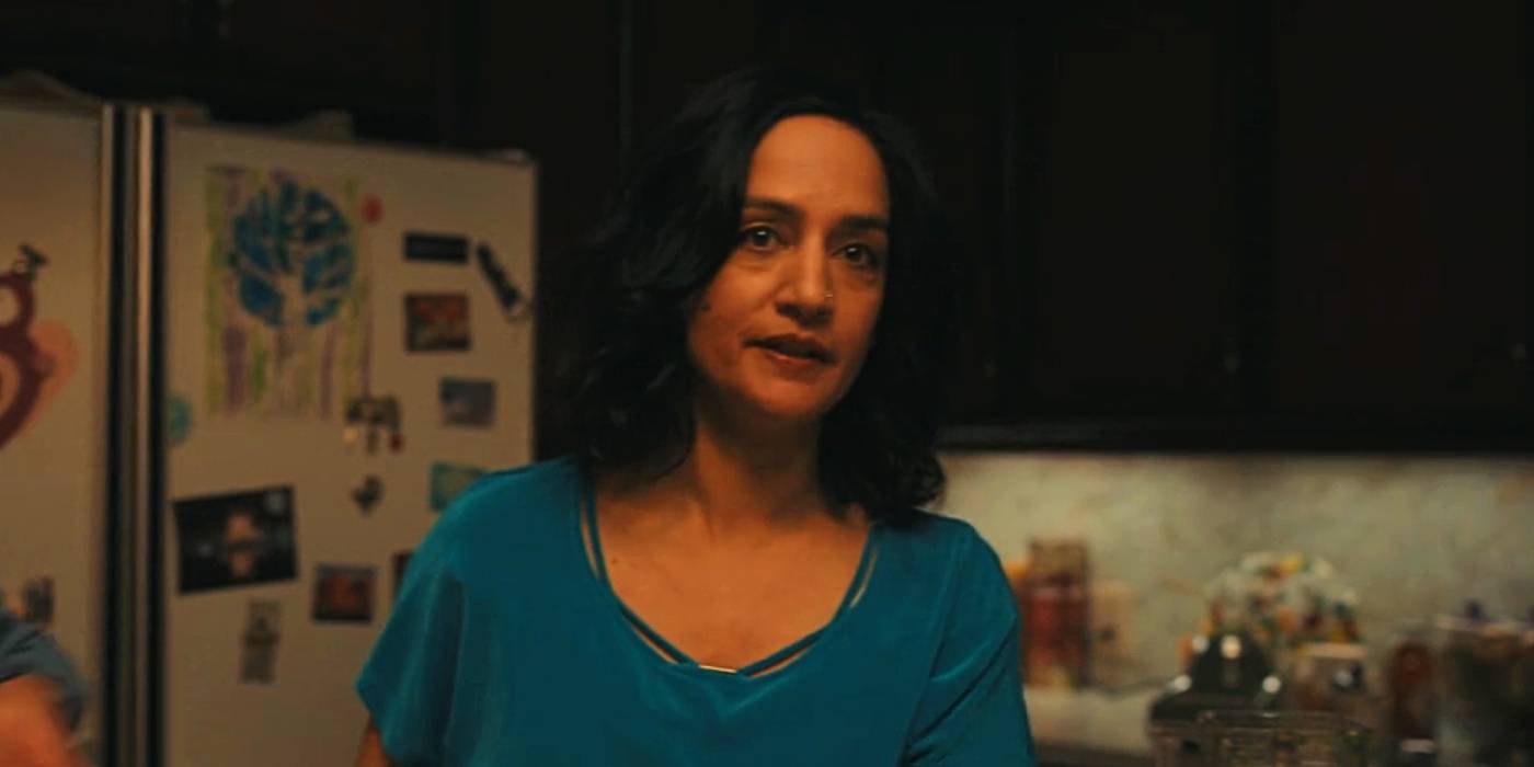 Суман Вирк стоит на кухне в «Под мостом»