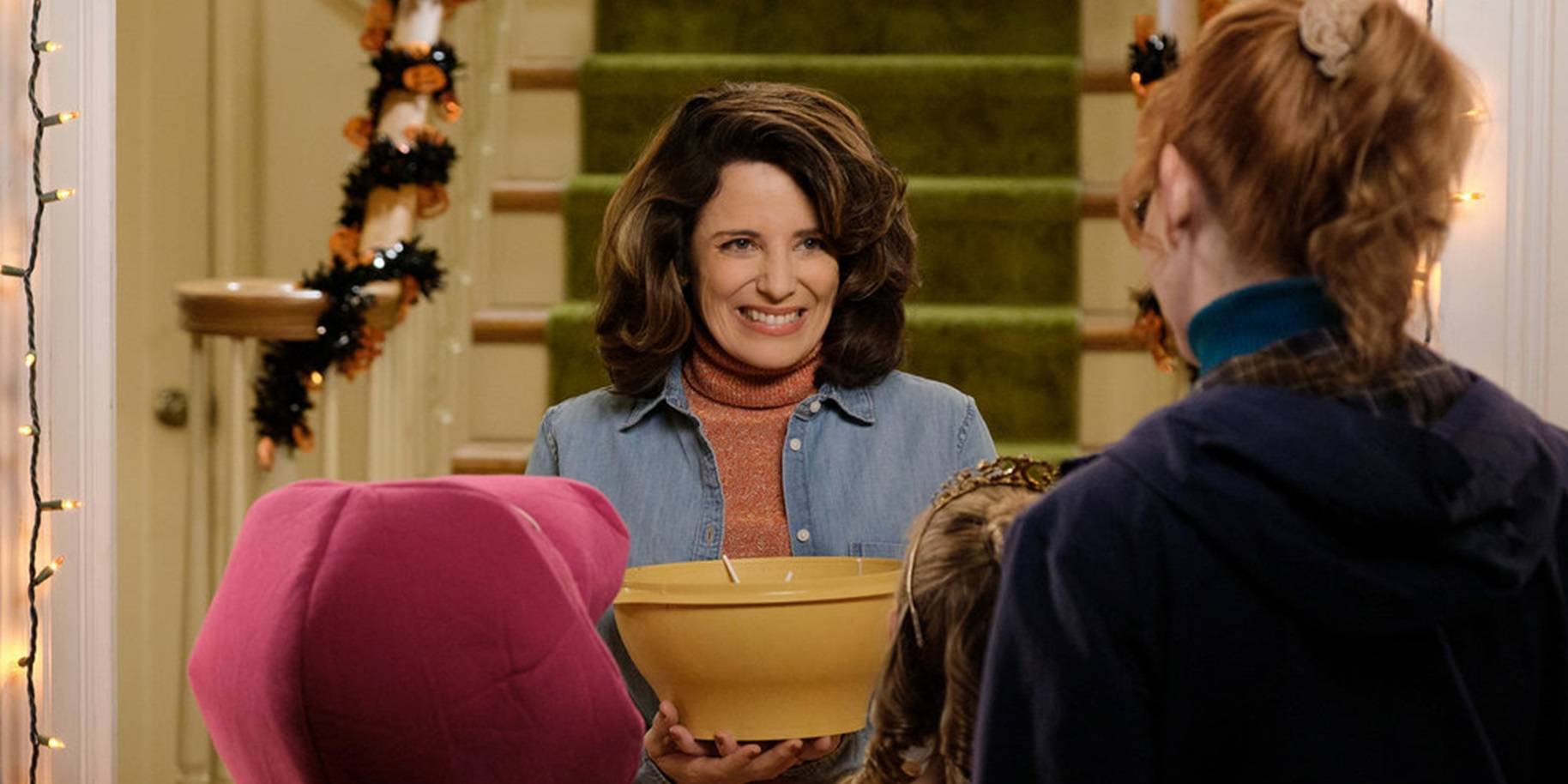 Сьюзан раздает конфеты в Хэллоуин в Теде