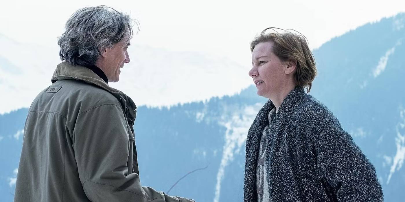 Винсент Рензи (Сванн Арлау) разговаривает с Сандрой Войтер (Сандра Хюллер) на фоне горы в фильме "Анатомия падения"