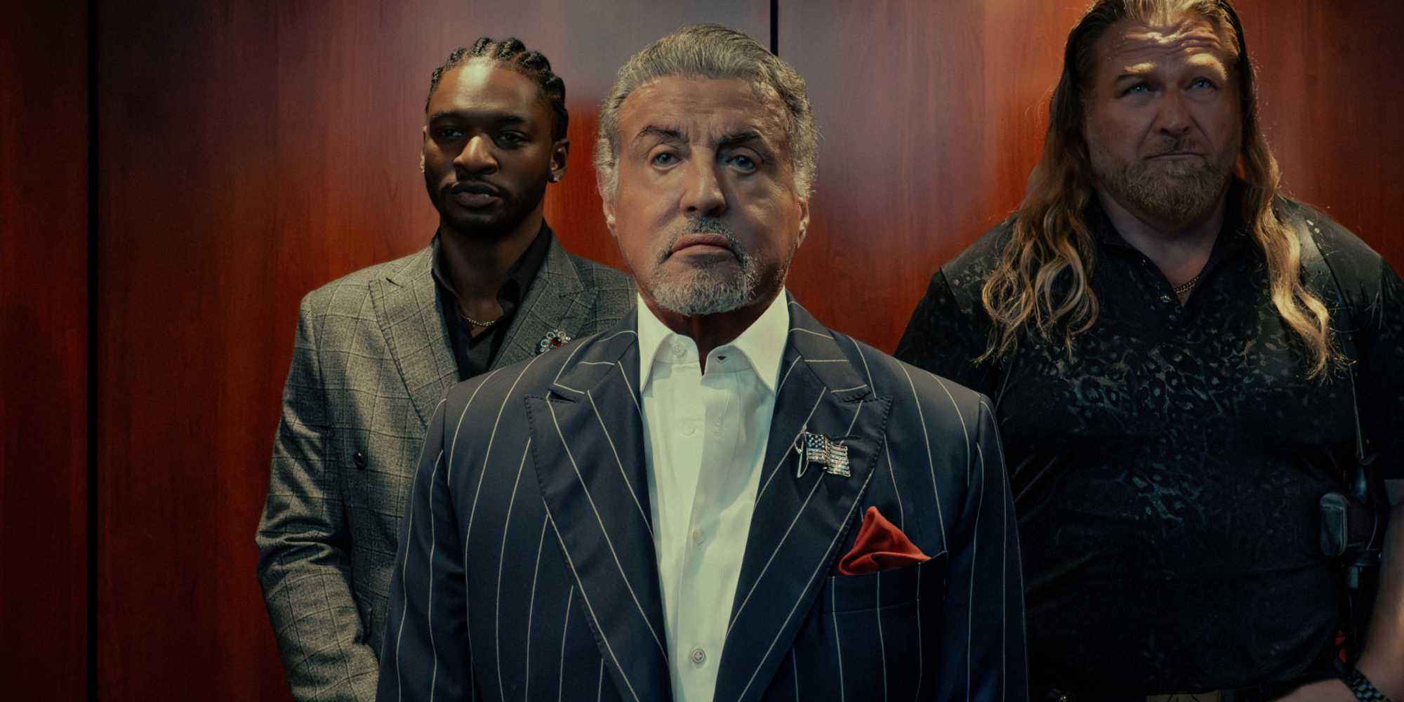 Салваторе Старрон в роли Двайта Манфреди, окруженный Джей Вилем в роли Тайсона Митчелла и Майком Уолденом в роли Бигфута в 3 сезоне *Tulsa King*