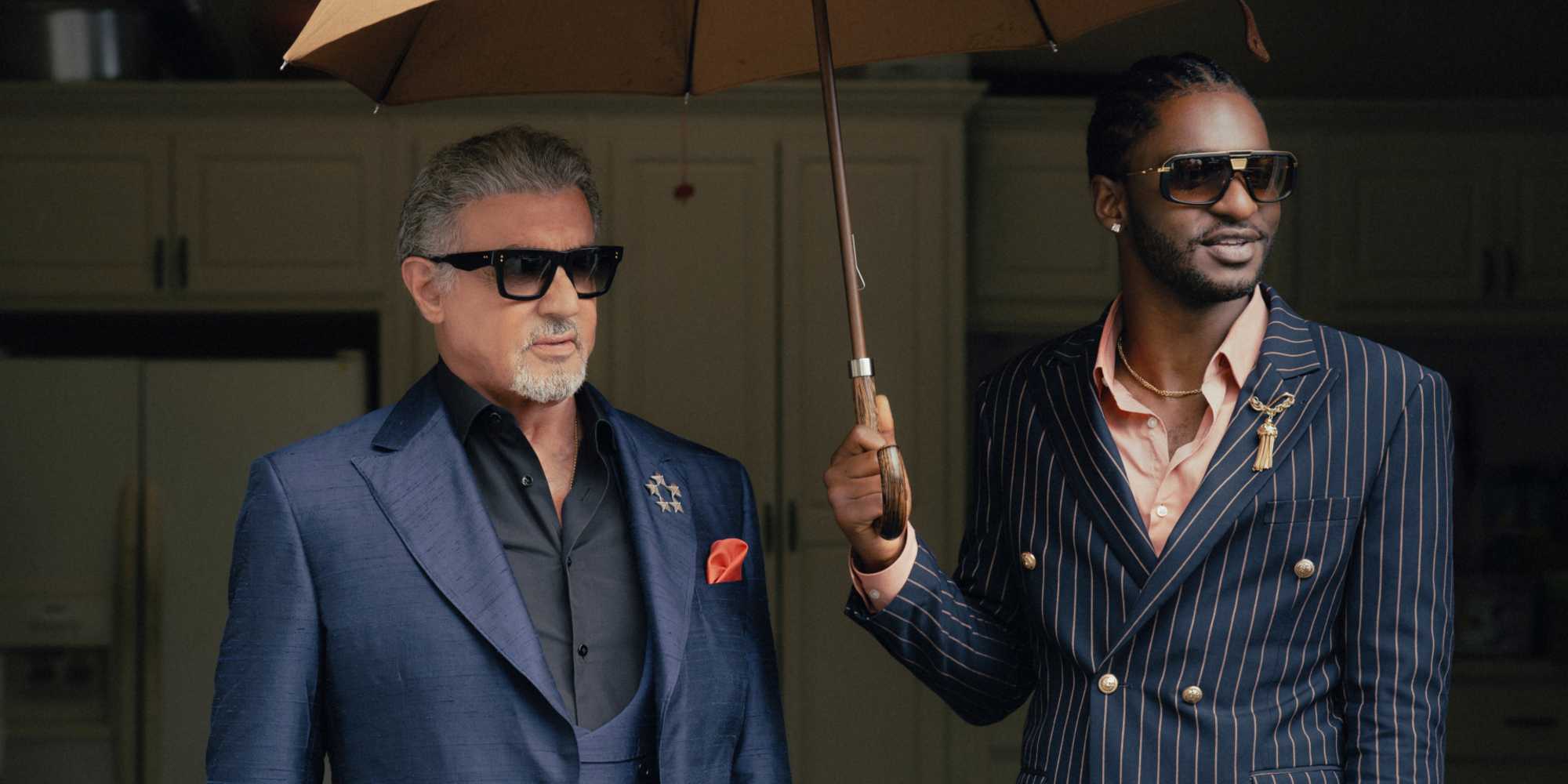 Салваторе Старрон в роли Двайта Манфреди рядом с Джей Виллом в роли Тайсона Митчелла, держащего зонт в 3 сезоне "Tulsa King"