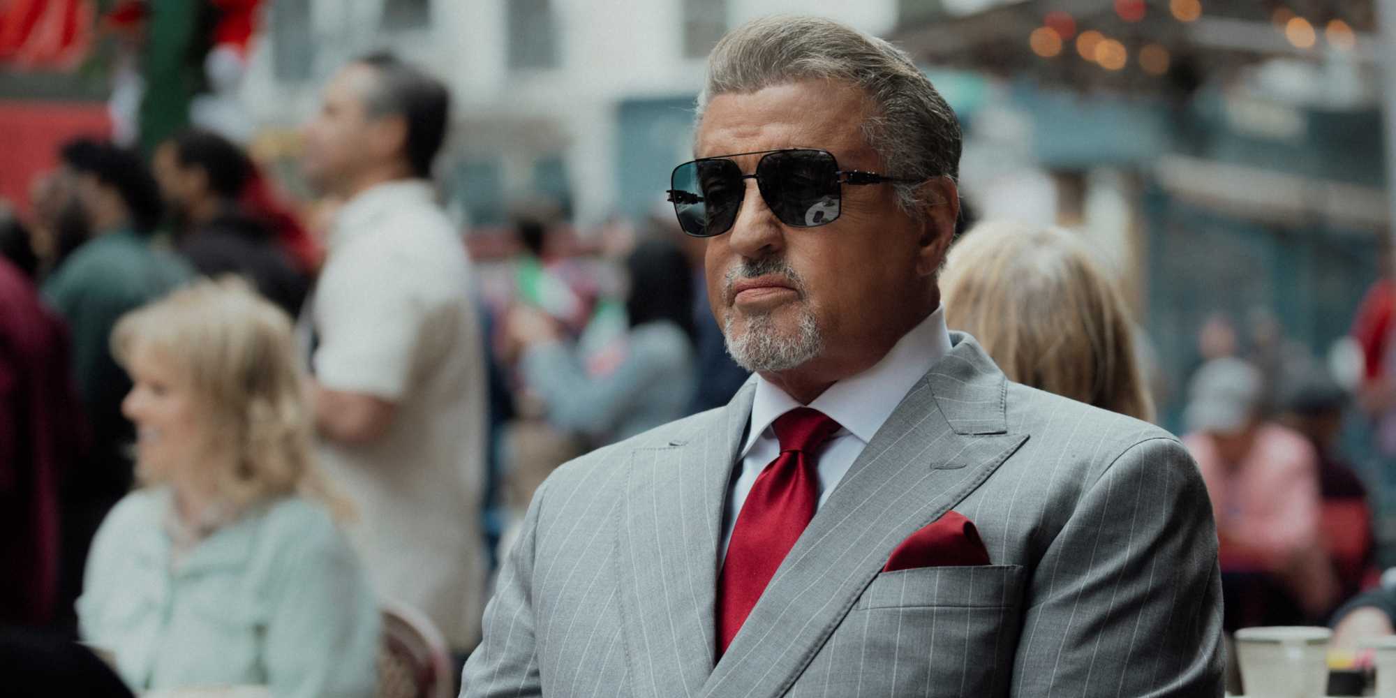 Салваторе Старрон в роли Двайта Манфреди, одетый в авиаторы, в 3 сезоне "Tulsa King"