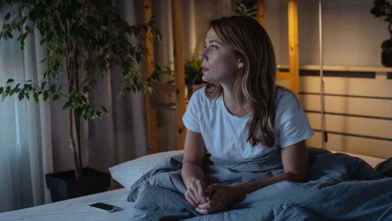 7 простых способов, которые помогут вам избавиться от ночных пробуждений, по мнению специалиста по сну