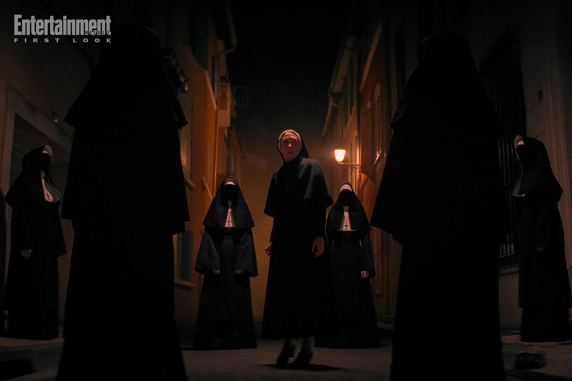 Таисса Фармиге в роли Ирен, окруженная демоническими монахинями в The Nun 2