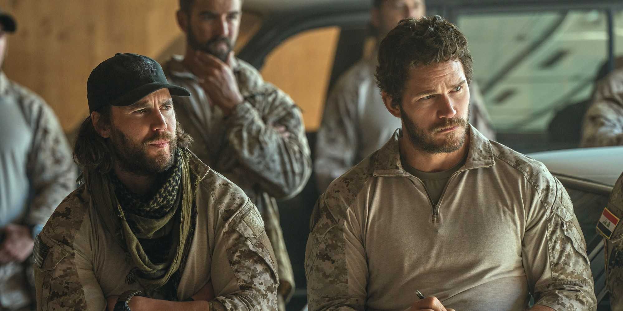 Тейлор Кич и Крис Пратт стоят рядом друг рядом в форме в фильме "The Terminal List"