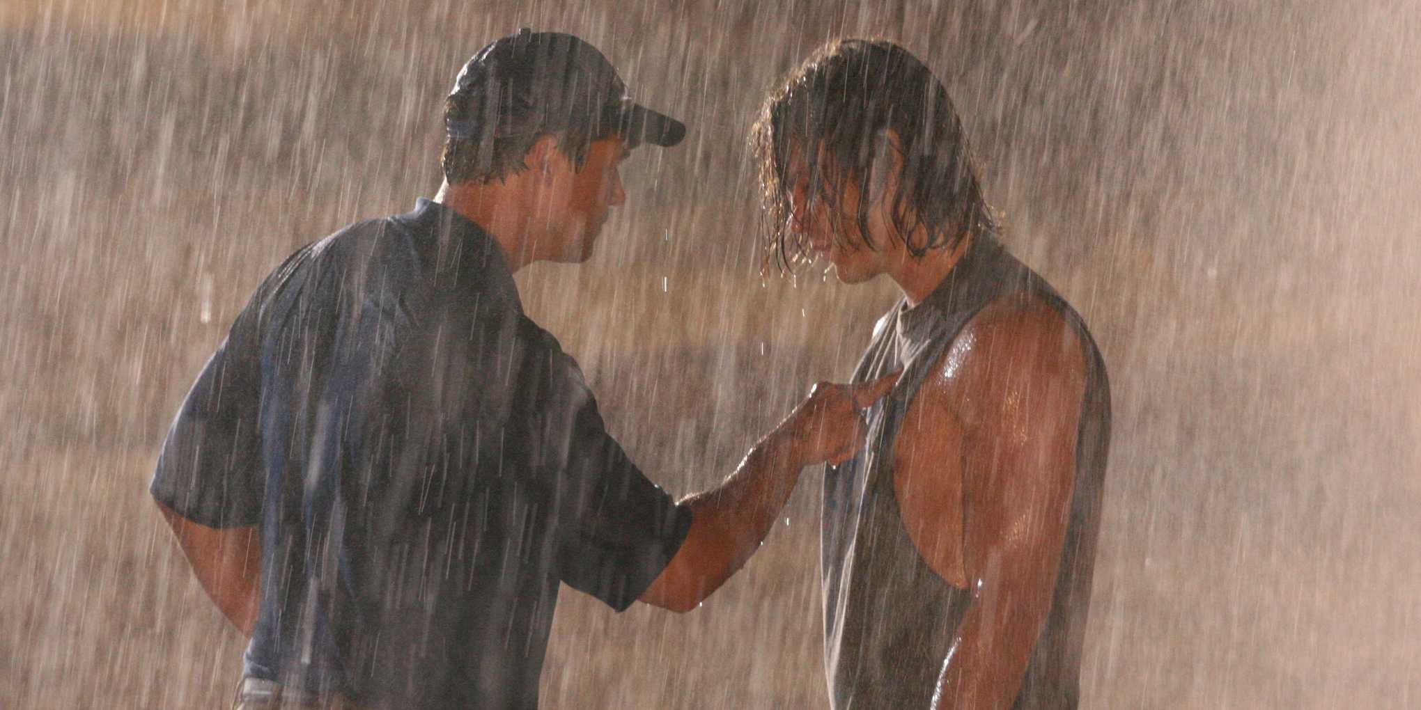 Тим Риджинс (Тейлор Кич) и Тренер Риджинс (Кайл Чендлер) под дождем из "Friday Night Lights"