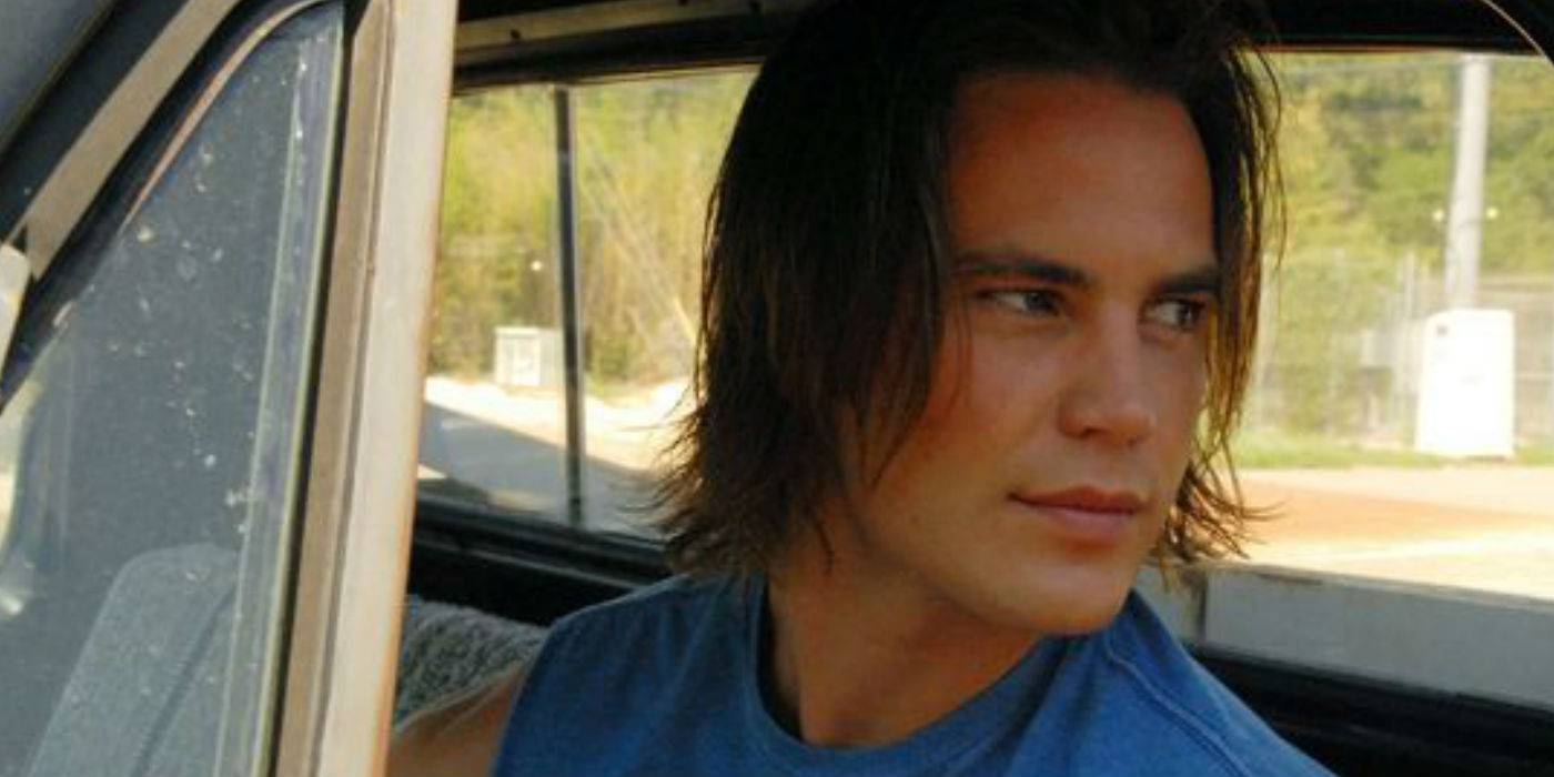Taylor Kitsch в роли Тима Ригинса, сидящего в машине и задумчиво смотрящего в Friday Night Lights