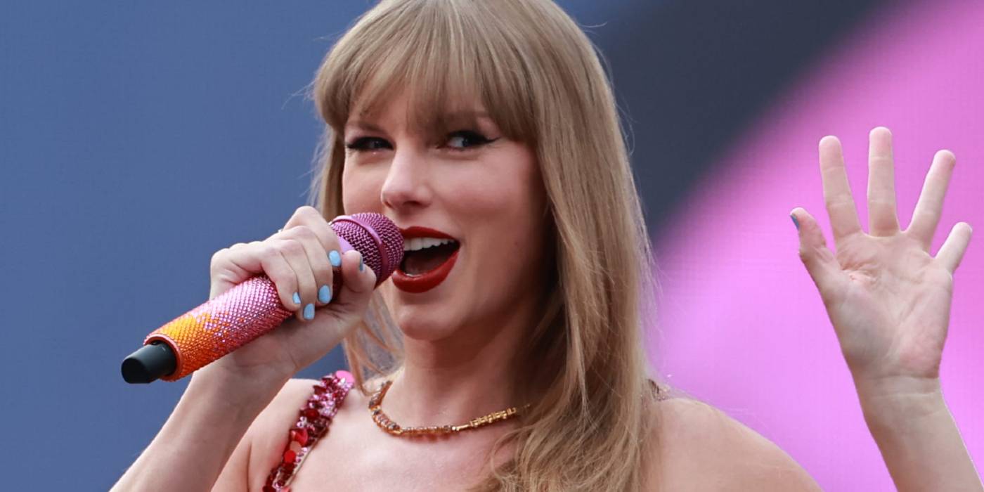 Тейлор Свифт улыбается и машет рукой на стадионе "Эвива" во время тура "Eras"