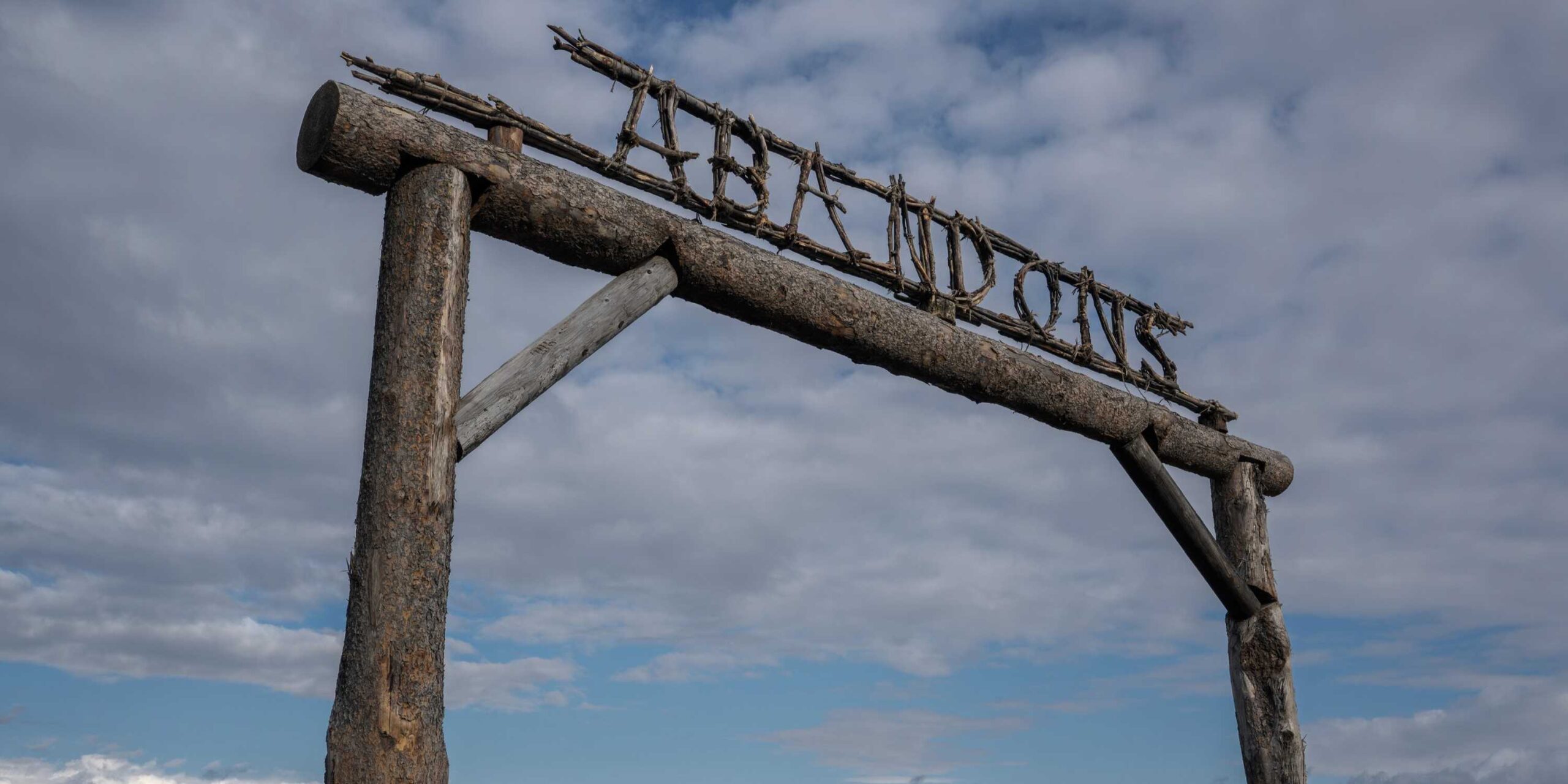 Деревянная табличка с надписью "Abandons Ranch"
