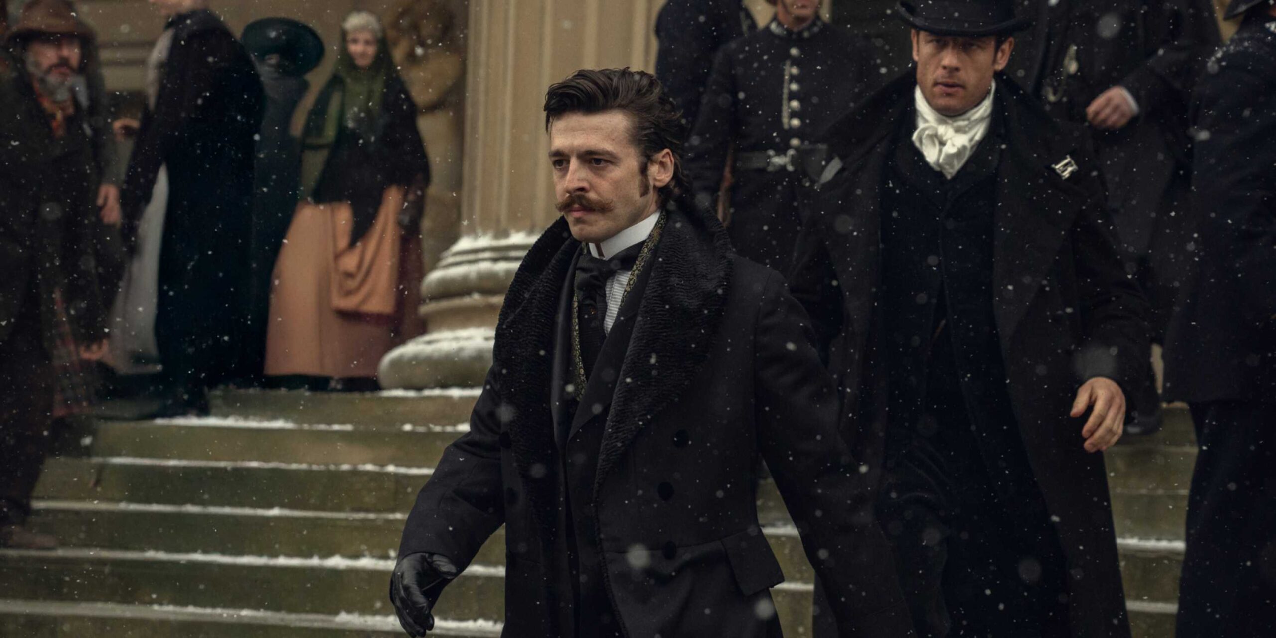 Энтони Бойл и Джеймс Нортон спускаются по лестнице в сериале "House of Guinness"