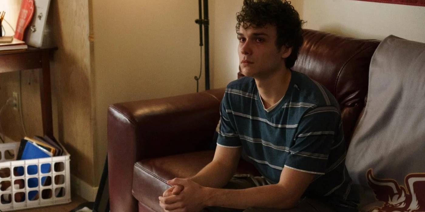 Дрю, серьезно смотрящий, сидит на диване в *Tell Me Lies*