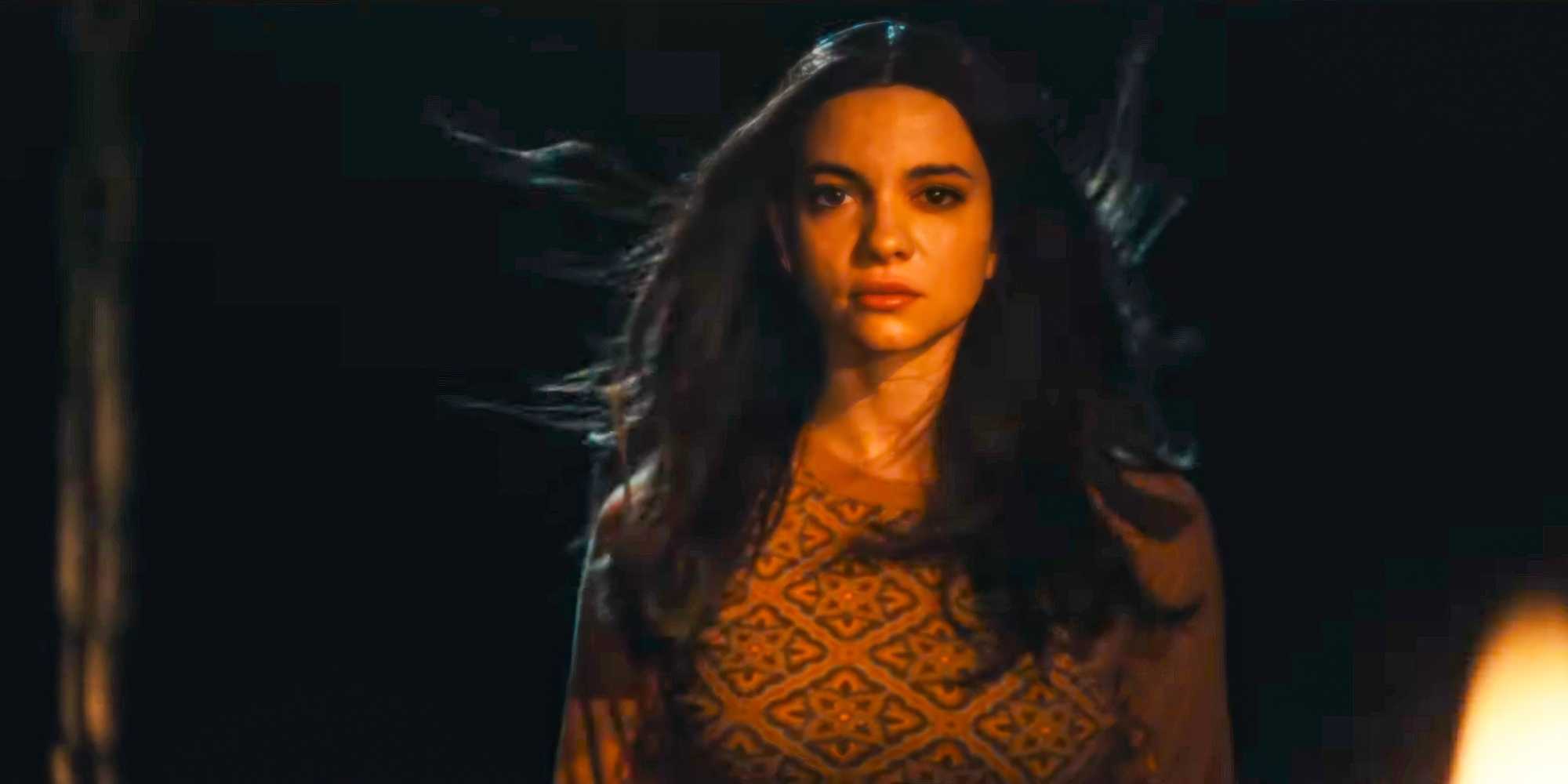 Сиенна (Лорен ЛаВера), смотрящая прямо в камеру в Terrifier 3