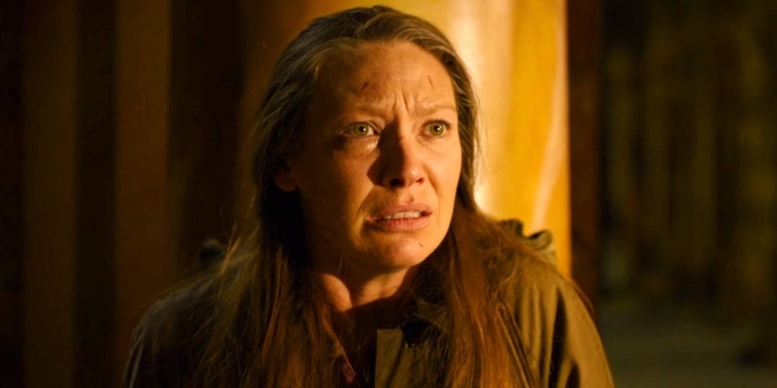 Тис испуганно смотрит на Кликкера, который собирается ее поцеловать в 2-м эпизоде The Last of Us