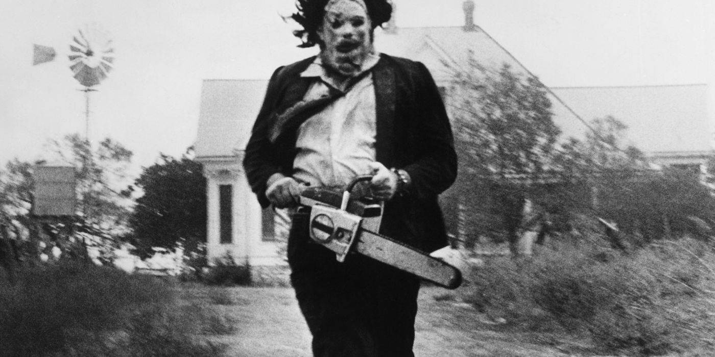 Леатерфейс преследует жертву в фильме "Texas Chain Saw Massacre"