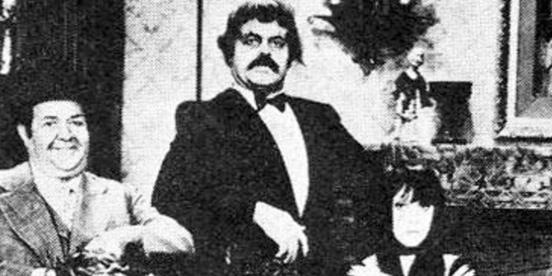 Муж в смокинге в *The Addams Family Fun House*